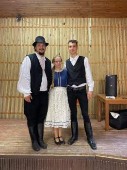 Néptáncbemutató az Esély Budapest Alapítvány Balatonszemesi táborában. Néptáncbemutató az Esély Budapest Alapítvány Balatonszemesi táborában.